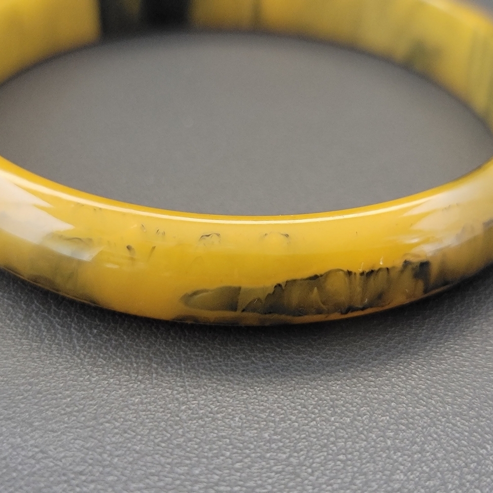 Authentic Vintage Marbled Butterscotch Bakelite Bangle - Picture 2 of 7